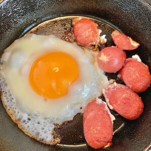 ウインナーと目玉焼きの黒コショウ焼き